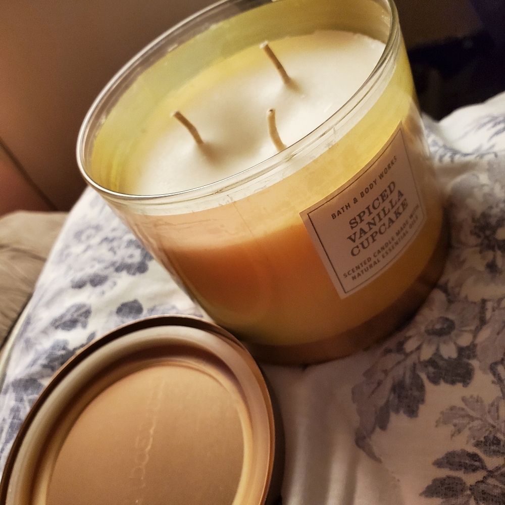 Bath and Body Works Spiced Vanilla Cupcake 3-Wick Candle - Picture 6 of 7